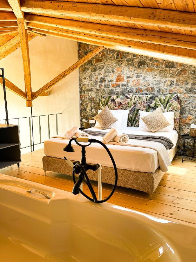 Modern Stone Villas With Swimming Pool Alivérion Dış mekan fotoğraf